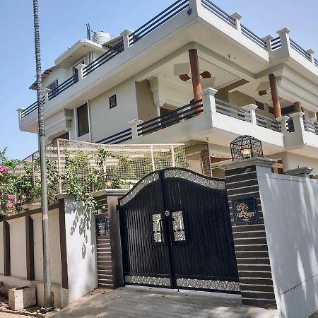 Paarijaat Homestay & Guesthouse Ayodhya Bagian luar foto