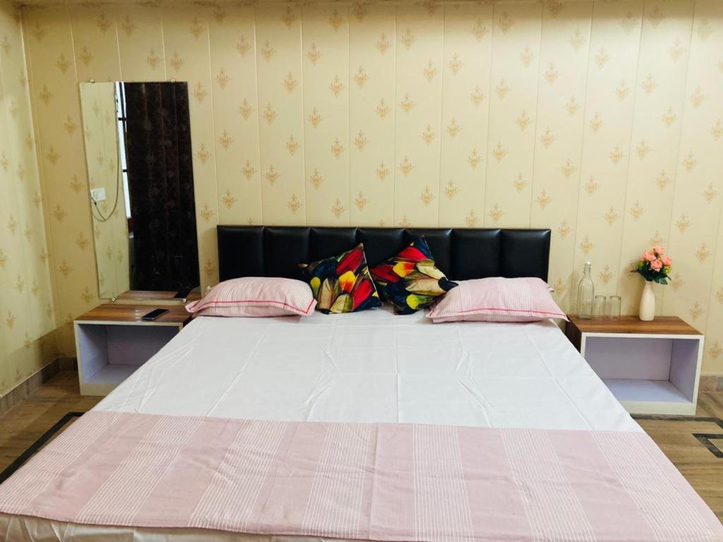 Paarijaat Homestay & Guesthouse Ayodhya Bagian luar foto